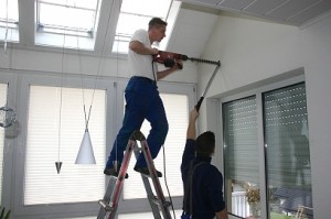 Moški pripravlja luknjo za montažo klimatske naprave